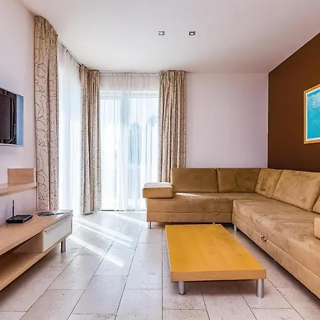 Awesome In With 3 Bedrooms, Wifi And Swimming Pool Appartamento Novi Vinodolski