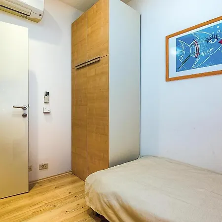 Awesome In With 3 Bedrooms, Wifi And Swimming Pool Appartamento Novi Vinodolski