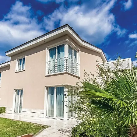 Awesome In With 3 Bedrooms, Wifi And Swimming Pool Appartamento *