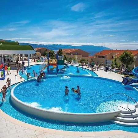 Awesome In With 3 Bedrooms, Wifi And Swimming Pool Appartamento Novi Vinodolski