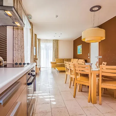 Awesome In With 3 Bedrooms, Wifi And Swimming Pool Appartamento Novi Vinodolski