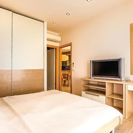Awesome In With 3 Bedrooms, Wifi And Swimming Pool Novi Vinodolski
