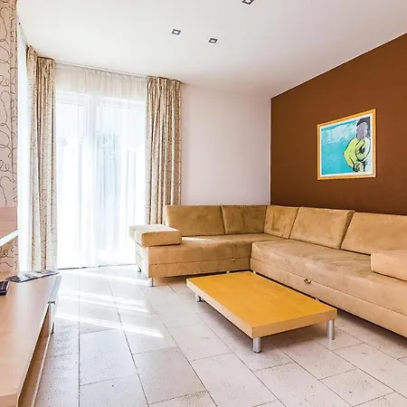 Appartamento Awesome In With 3 Bedrooms, Wifi And Swimming Pool *