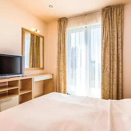 Awesome In With 3 Bedrooms, Wifi And Swimming Pool * Novi Vinodolski