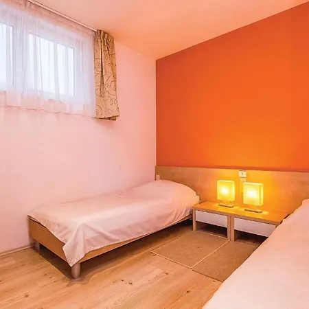 Διαμέρισμα Awesome In With 3 Bedrooms, Wifi And Swimming Pool