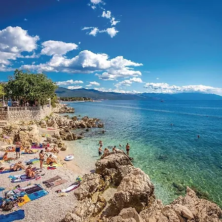 Awesome In With 3 Bedrooms, Wifi And Swimming Pool Novi Vinodolski